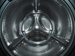 Intérieur de machine à laver en métal perforé